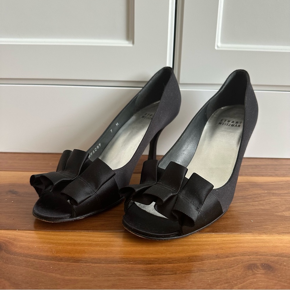 Stuart Weitzman Size 7 Gigiritz Black Satin Ruffle Peep-Toe Heels Pumps